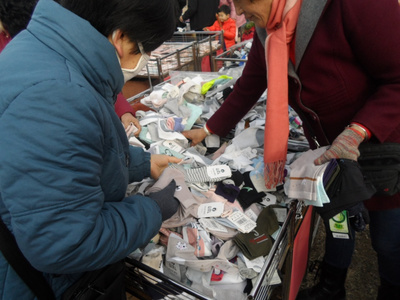 农村大集日用品繁多 一个碗2元筷子五双2.5元一大壶洗洁精4元