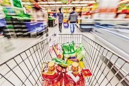 下月起进口日用品服装服饰关税降50% 零售市场将迎来哪些变化？